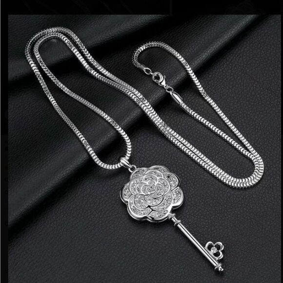- 🗝️Sparkly Floral Key Pendant Sweater Chain🗝️ - Picture 17 of 17